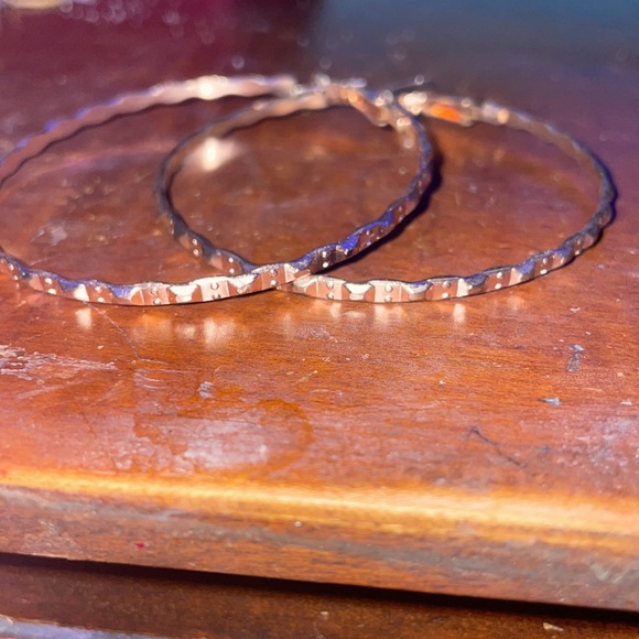 Rose gold textured earrings - Picture 3 of 3